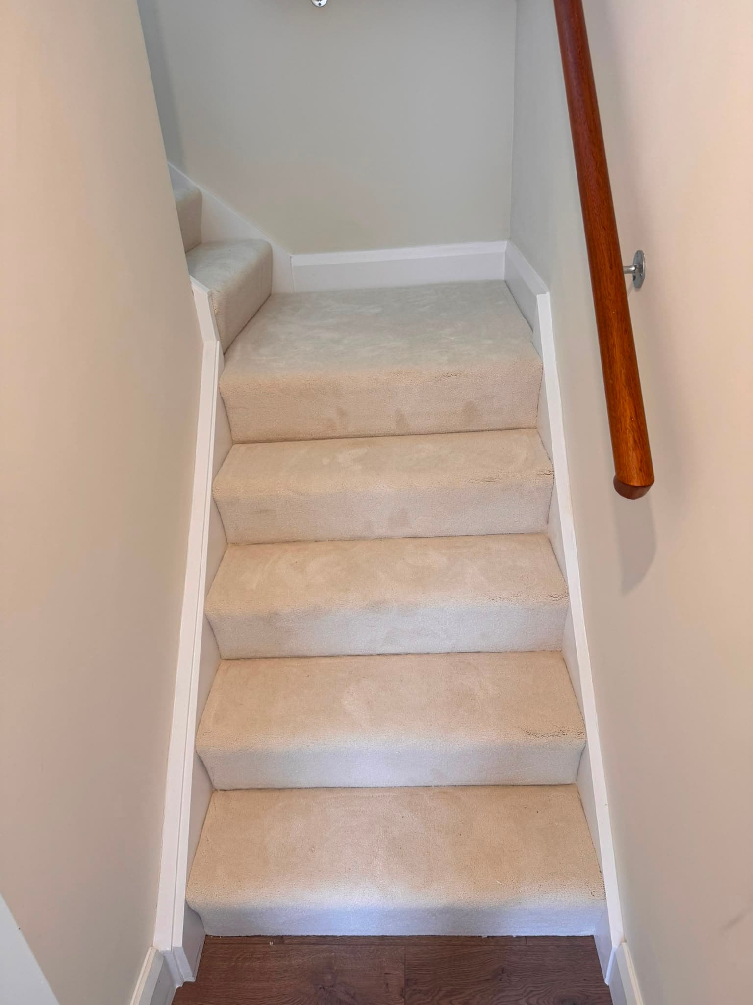 Cream carpet fitted on a straight run of stairs